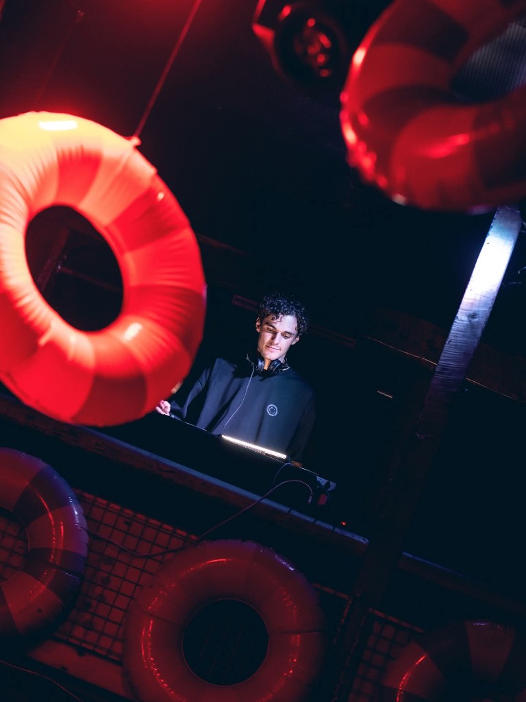 DJ en vivo mezclando en After Office Futrono