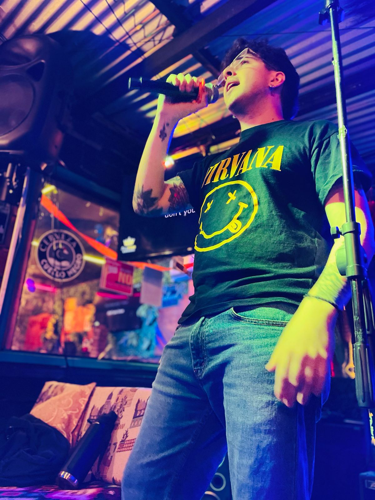 Cliente cantando en el pub karaoke de After Office